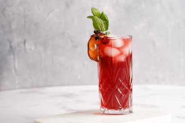 Geleneksel noel içeceği kırmızı kiraz suyu, portakal mandalinası, tarçın çubuğu, buz küpleri ve mermer tahtada anason soslu şarap.