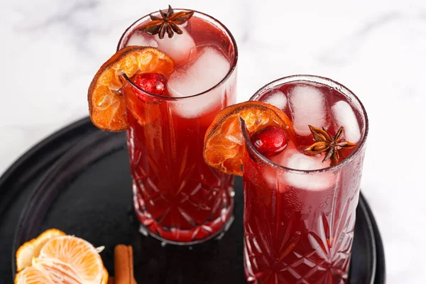 Tradycyjny Bożonarodzeniowy Napój Grzanym Winem Czerwonym Sokiem Wiśniowym Pomarańczowymi Mandarynkami — Zdjęcie stockowe