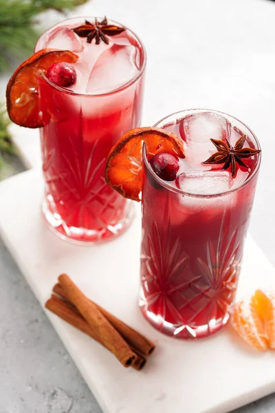 Tradycyjny Bożonarodzeniowy Napój Grzanym Winem Czerwonym Sokiem Wiśniowym Pomarańczowymi Mandarynkami — Zdjęcie stockowe