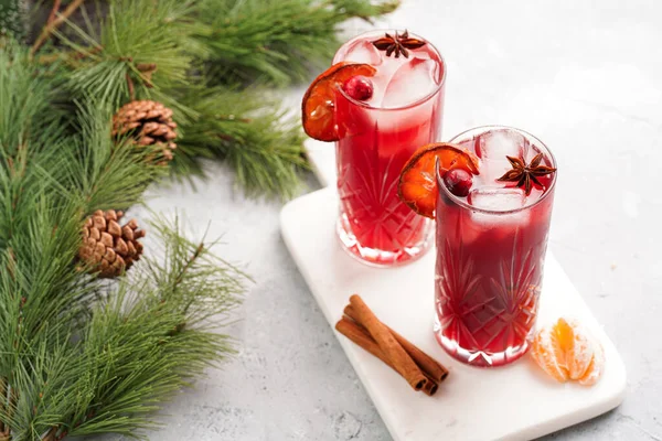 전통적 크리스마스 음료는 오렌지 입방체 대리석 아니스와 포도주를 섞었다 — 스톡 사진