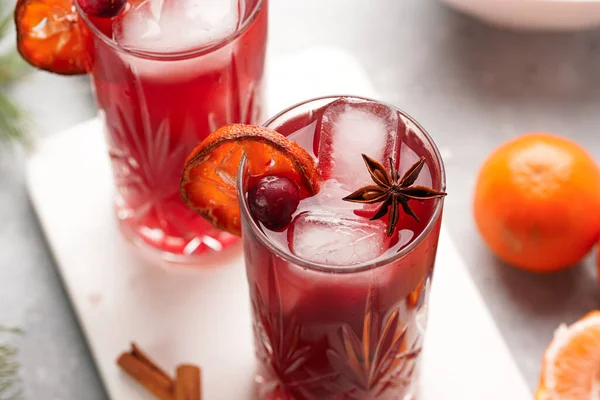 Tradiční Vánoční Nápoj Svařené Víno Červenou Třešňovou Šťávou Pomerančovými Mandarinkami — Stock fotografie