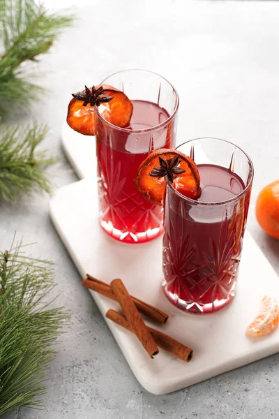 Tradiční Vánoční Nápoj Svařené Víno Červenou Třešňovou Šťávou Pomerančovými Mandarinkami — Stock fotografie