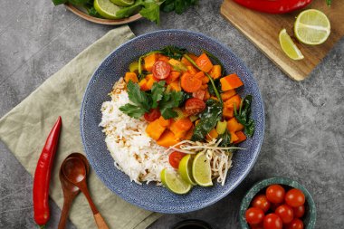 Kırmızı Thai sebze ve basmati pilavı, taze limon, kişniş, ıspanak, biber ve kiraz domatesli mavi kase.