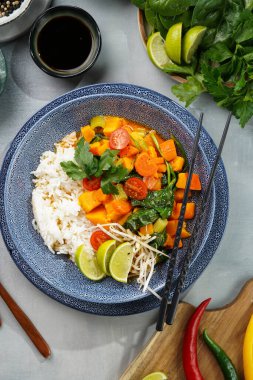 Kırmızı Thai sebze ve basmati pilavı, taze limon, kişniş, ıspanak, biber ve kiraz domatesli mavi kase.