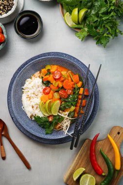 Kırmızı Thai sebze ve basmati pilavı, taze limon, kişniş, ıspanak, biber ve kiraz domatesli mavi kase.