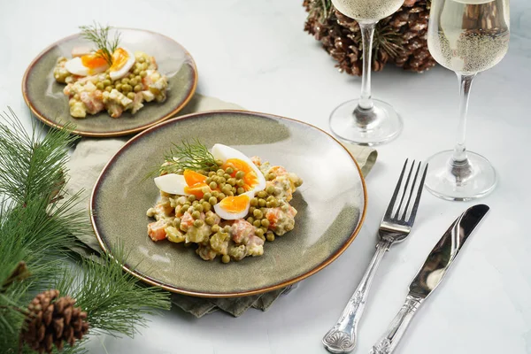 Традиционное Восточно Европейское Блюдо Новый Год Салат Оливье Картофелем Морковью — стоковое фото