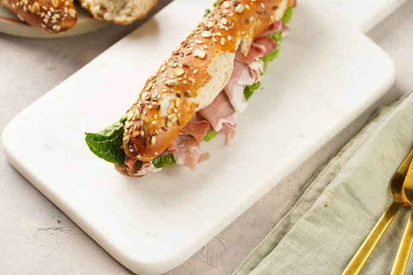 Sandwich Long Lessive Brune Bâtonnets Pain Garnis Avoine Tranches Porc — Photo