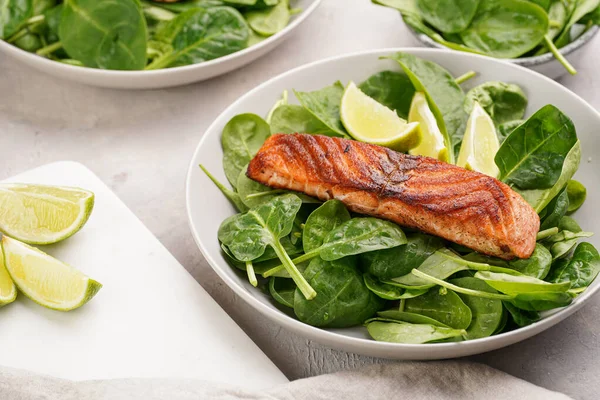 Graue Schüssel Mit Frischem Grünen Rohspinat Und Gebratenem Roten Lachs — Stockfoto