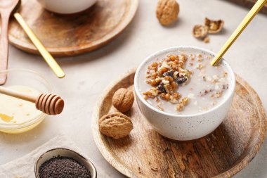 Geleneksel Doğu Avrupa Dönemi (Ukrayna, Polonya, Beyaz Rusya), buğday, haşhaş tohumu, bal, ceviz ve kuru böğürtlenden yapılmış dini Noel yemeği. Porselen kaselerde modern tarz, ahşap tabaklar.