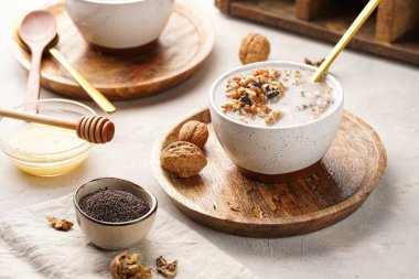 Geleneksel Doğu Avrupa Dönemi (Ukrayna, Polonya, Beyaz Rusya), buğday, haşhaş tohumu, bal, ceviz ve kuru böğürtlenden yapılmış dini Noel yemeği. Porselen kaselerde modern tarz, ahşap tabaklar.