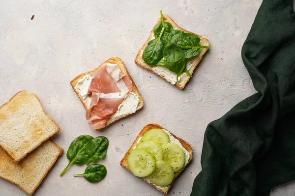 Tostadas Blancas Con Queso Crema Jamón Pepinos Espinacas — Foto de Stock