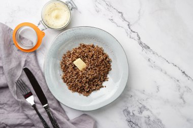 Geleneksel Doğu Avrupa karabuğdaylı gri porselen çorba kasesi mermer bir yüzey ve mutfak havlusu, üst manzara, kopyalama alanı