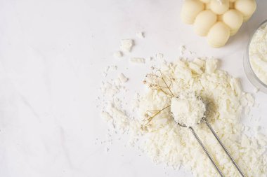 Mum yapımı araçlar ve kaynaklar: filizler, soya ve hindistan cevizi cilası, altın folyo, renkler ve aroma yağları, baloncuk mumu