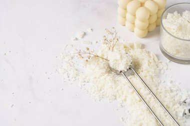 Mum yapımı araçlar ve kaynaklar: filizler, soya ve hindistan cevizi cilası, altın folyo, renkler ve aroma yağları, baloncuk mumu