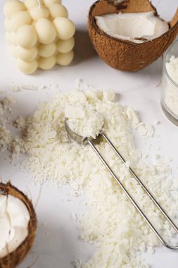 Mum yapımı araçlar ve kaynaklar: filizler, soya ve hindistan cevizi cilası, altın folyo, renkler ve aroma yağları, baloncuk mumu