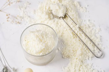 Mum yapımı araçlar ve kaynaklar: filizler, soya ve hindistan cevizi cilası, altın folyo, renkler ve aroma yağları, baloncuk mumu