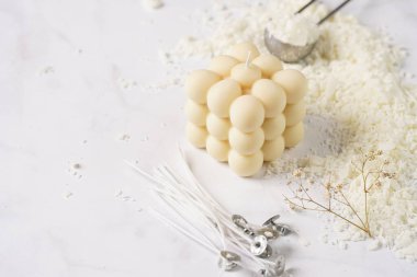 Mum yapımı araçlar ve kaynaklar: filizler, soya ve hindistan cevizi cilası, altın folyo, renkler ve aroma yağları, baloncuk mumu