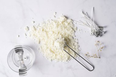 Mum yapımı araçlar ve kaynaklar: filizler, soya ve hindistan cevizi cilası, altın folyo, renkler ve aroma yağları, baloncuk mumu