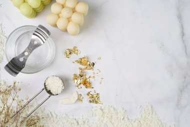 Mum yapımı araçlar ve kaynaklar: filizler, soya ve hindistan cevizi cilası, altın folyo, renkler ve aroma yağları, baloncuk mumu