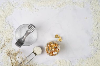 Mum yapımı araçlar ve kaynaklar: filizler, soya ve hindistan cevizi cilası, altın folyo, renkler ve aroma yağları, baloncuk mumu