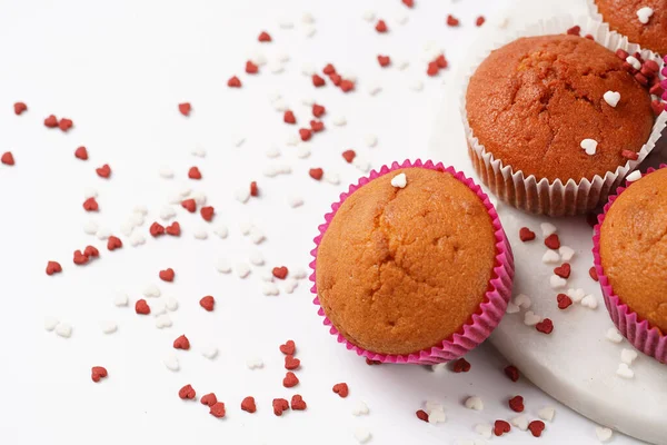 Několik Domácích Bílých Růžových Muffinů Mramorové Desce Bílém Povrchu Červenou — Stock fotografie