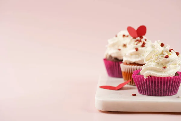 Tres Magdalenas Caseras Blancas Chocolate Con Glaseado Cremoso Blanco Decoración — Foto de Stock