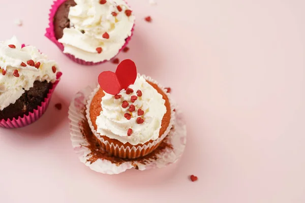 Drei Hausgemachte Weiße Und Schokoladenmuffins Mit Weißem Cremigem Zuckerguss Und — Stockfoto