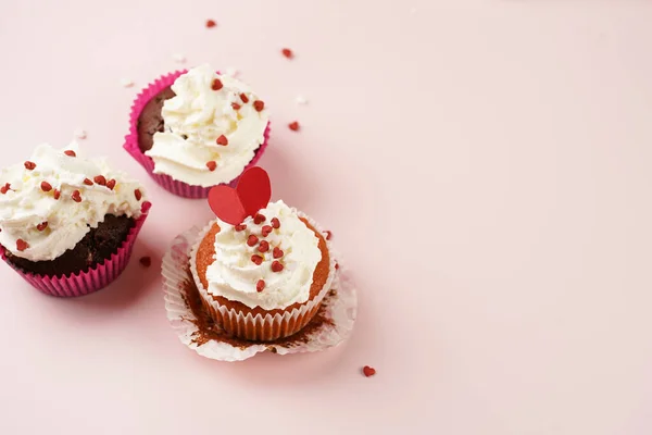 Три Саморобні Білі Шоколадні Кекси Білим Вершковим Заморожуванням Червоно Білим — стокове фото