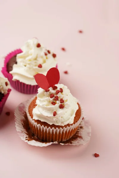 Drei Hausgemachte Weiße Und Schokoladenmuffins Mit Weißem Cremigem Zuckerguss Und — Stockfoto