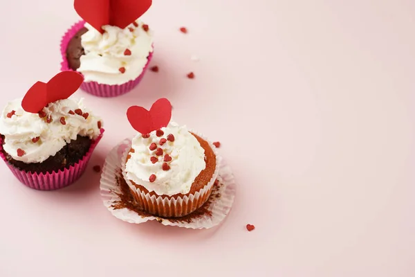 Três Muffins Caseiros Chocolate Branco Com Cobertura Cremosa Branca Decoração — Fotografia de Stock