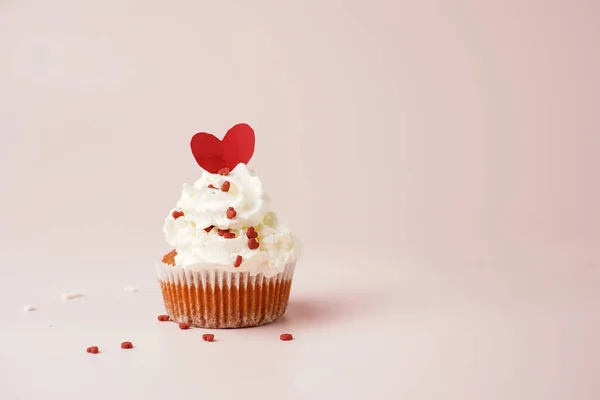 One Homemade Chocolate Muffin White Creamy Frosting Heart Shared Red — Stock Photo, Image