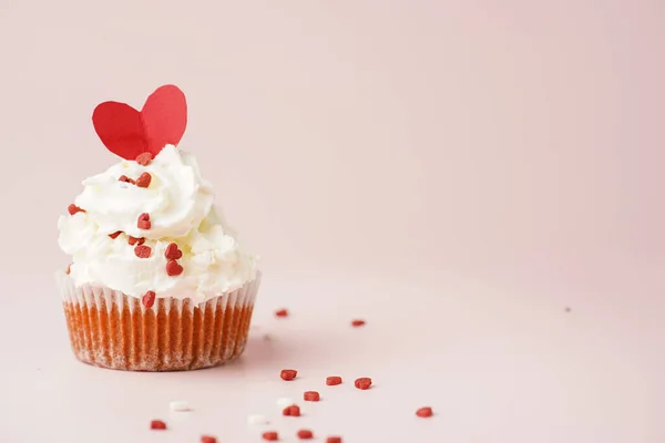 One Homemade Chocolate Muffin White Creamy Frosting Heart Shared Red — Stock Photo, Image