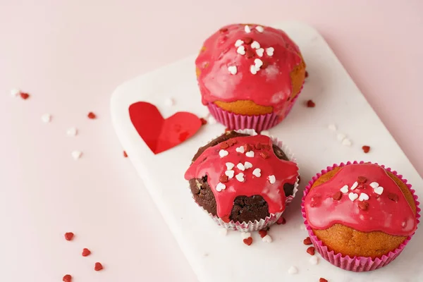 Três Muffins Chocolate Branco Caseiros Com Cobertura Vermelha Decoração Açúcar — Fotografia de Stock