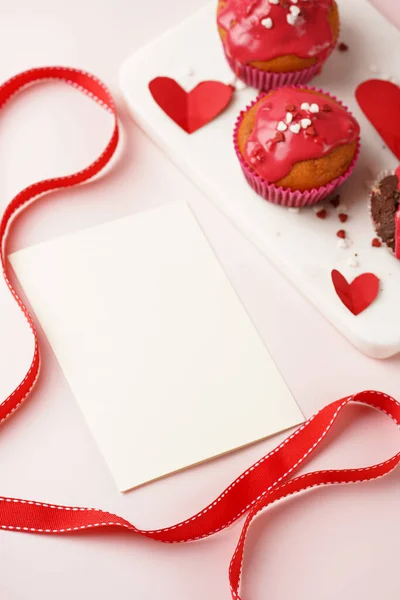 Tres Magdalenas Caseras Blancas Chocolate Con Glaseado Rojo Decoración Azúcar — Foto de Stock