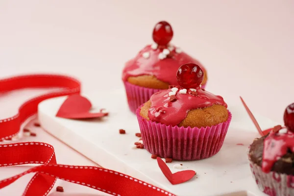 Três Muffins Chocolate Branco Caseiros Com Cobertura Vermelha Decoração Açúcar — Fotografia de Stock