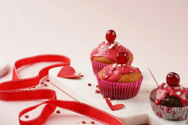 Trois Muffins Faits Maison Chocolat Blanc Avec Glaçage Rouge Décoration — Photo
