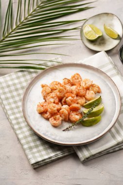 Limon, sarımsak ve taze otlarla servis edilen ızgara karides veya kaplan karidesleri. Beton yüzeyde Scandi yuvarlak tabağında. Peskataryan protein besin değeri