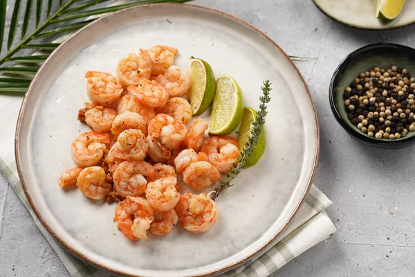 Limon, sarımsak ve taze otlarla servis edilen ızgara karides veya kaplan karidesleri. Beton yüzeyde Scandi yuvarlak tabağında. Peskataryan protein besin değeri