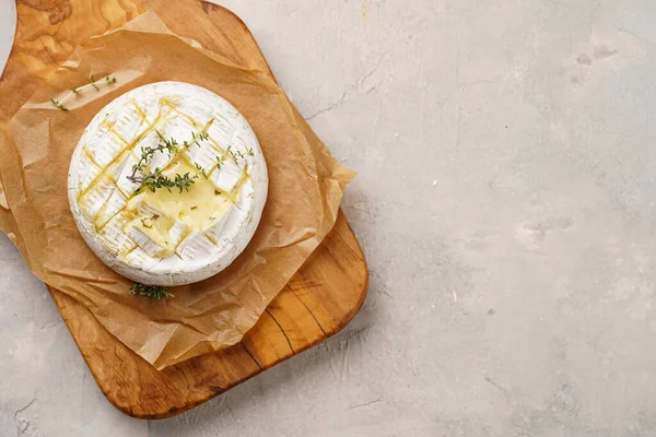 Forno Camembert Forno Con Pane Alla Baguette Liscivia Tavola Legno — Foto Stock