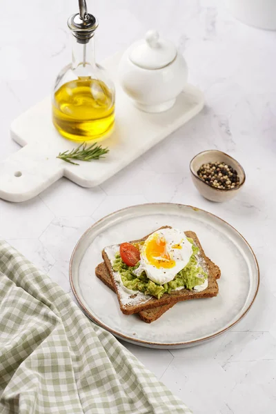 Trendy Lifestyle Sandwich Eiweißbrot Mit Frischkäse Pürierter Avocado Kirschtomaten Und — Stockfoto