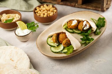 Geleneksel oryantal nohut köftesi pide, tzatziki yoğurt sosu, humus, taze kireç ve yeşil kişniş.