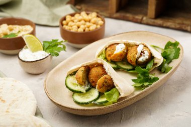 Geleneksel oryantal nohut köftesi pide, tzatziki yoğurt sosu, humus, taze kireç ve yeşil kişniş.