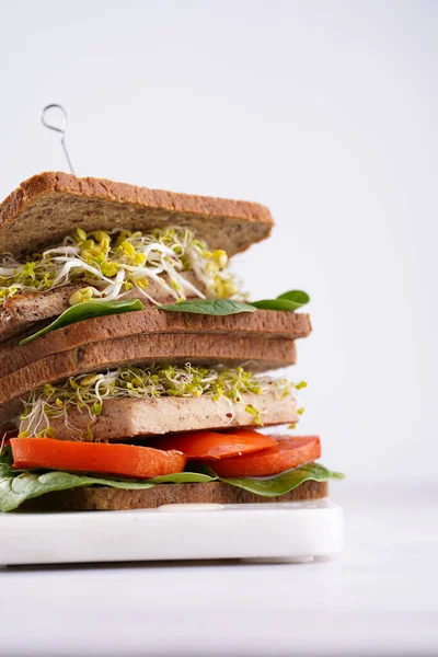 Sandwichs Végétaliens Savoureux Avec Pain Complet Aux Protéines Brunes Fromage — Photo