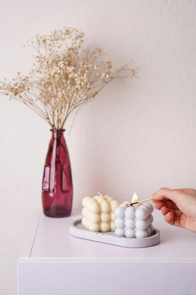 Main Féminine Allumant Une Bougie Grise Blanc Cassé Sur Plateau — Photo