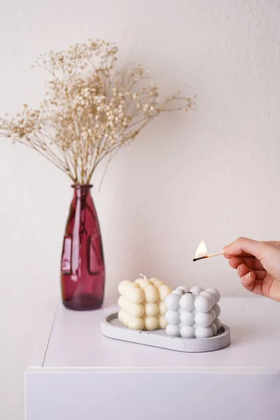 Mão Feminina Acendendo Velas Bolha Cinza Esbranquiçada Uma Bandeja Concreto — Fotografia de Stock