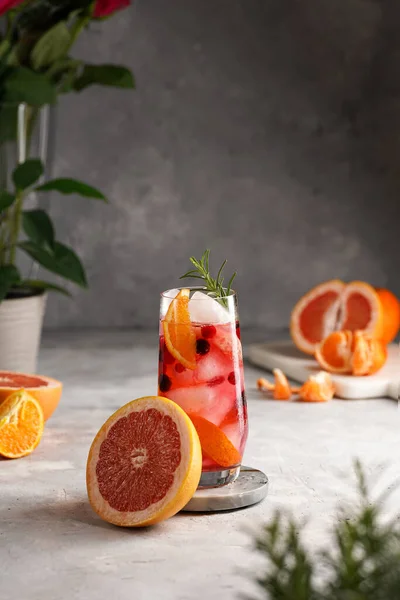 Grand Verre Jus Orange Froid Avec Pamplemousse Baies Congelées Glaçons — Photo