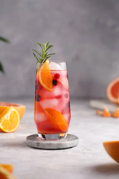 Grand Verre Jus Orange Froid Avec Pamplemousse Baies Congelées Glaçons — Photo