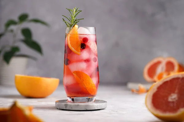 차가운 오렌지 주스와 레이프 프루트 딸기와 로즈마리 배경의 반쪽이 유리잔 — 스톡 사진