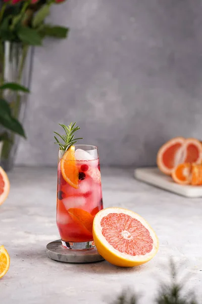 Vysoká Sklenice Studenou Pomerančovou Šťávou Grapefruitem Mraženými Bobulemi Kostkami Ledu — Stock fotografie