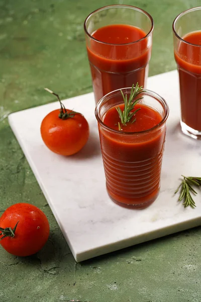 Varios Vasos Llenos Jugo Tomate Rojo Alcohólico Plato Mármol Sobre — Foto de Stock